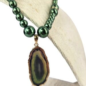 Green Beaded‎ Necklace with Agate Slice Pendant Gold Tone Rhinestons Choker